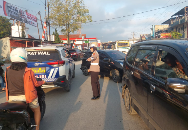 Sat lantas polres Humbang Hasundutan Laksanakan Pengaturan Lalu Lintas pagi.