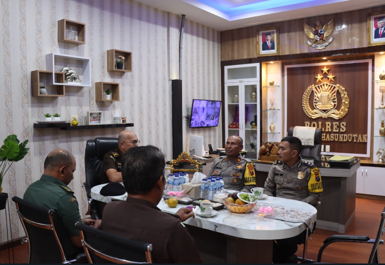 Bersilahturahmi ke polres Humbang Hasundutan untuk bersinergi asisten pidana militer Kajati Sumatra 