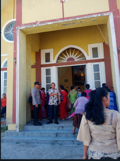 Personil Polsek Pollung Pastikan Pelaksanaan Ibadah Minggu di Gereja Berjalan Aman.