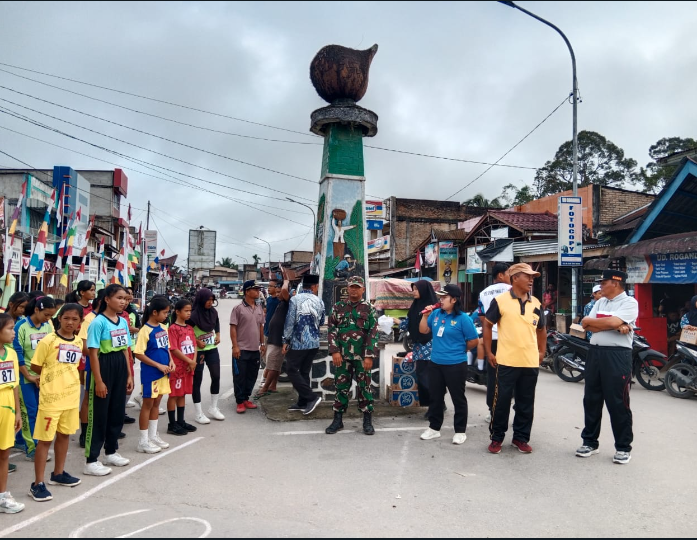 Personil Polsek Pakkat Melaksanakan Pengamanan Kegiatan Lomba Lari Putra dan Putri dalam Rangka HUT 