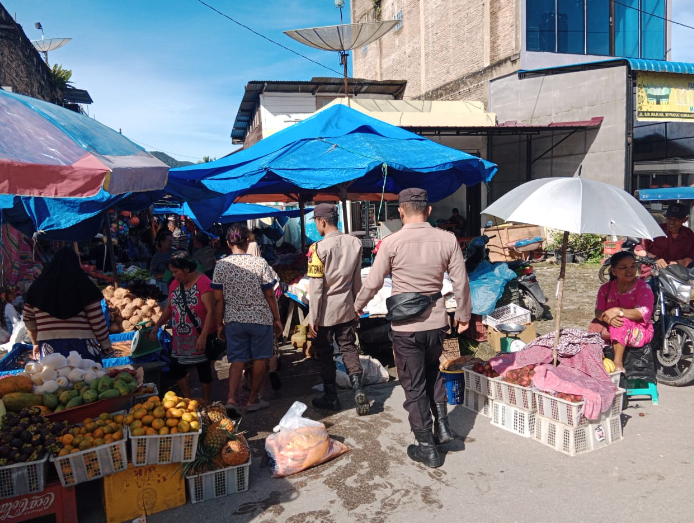 Personil Polsek Pakkat Melaksanakan Patroli di Pekan Pasar Tradisional Pakkat 