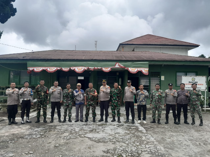 Enam Polsek Jajaran Polres Humbahas Kunjungi Koramil, Berikan ucapan Selamat HUT TNI ke-79.