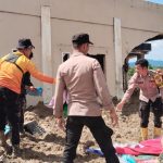 Personel Polres Humbahas Terus Lakukan Pencarian Korban dan Pembersihan Material Longsor di Desa Panggugunan