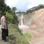 Kapolres Humbahas Tinjau Lokasi Longsor di Area PLTA Pakkat, Imbau Warga Jauhi Aliran Sungai
