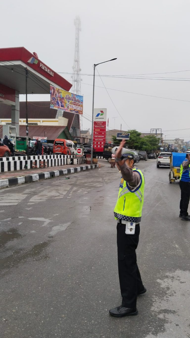 Sat Lantas Polres Humbahas Lakukan Patroli dan Pengaturan Lalin di SPBU Doloksanggul
