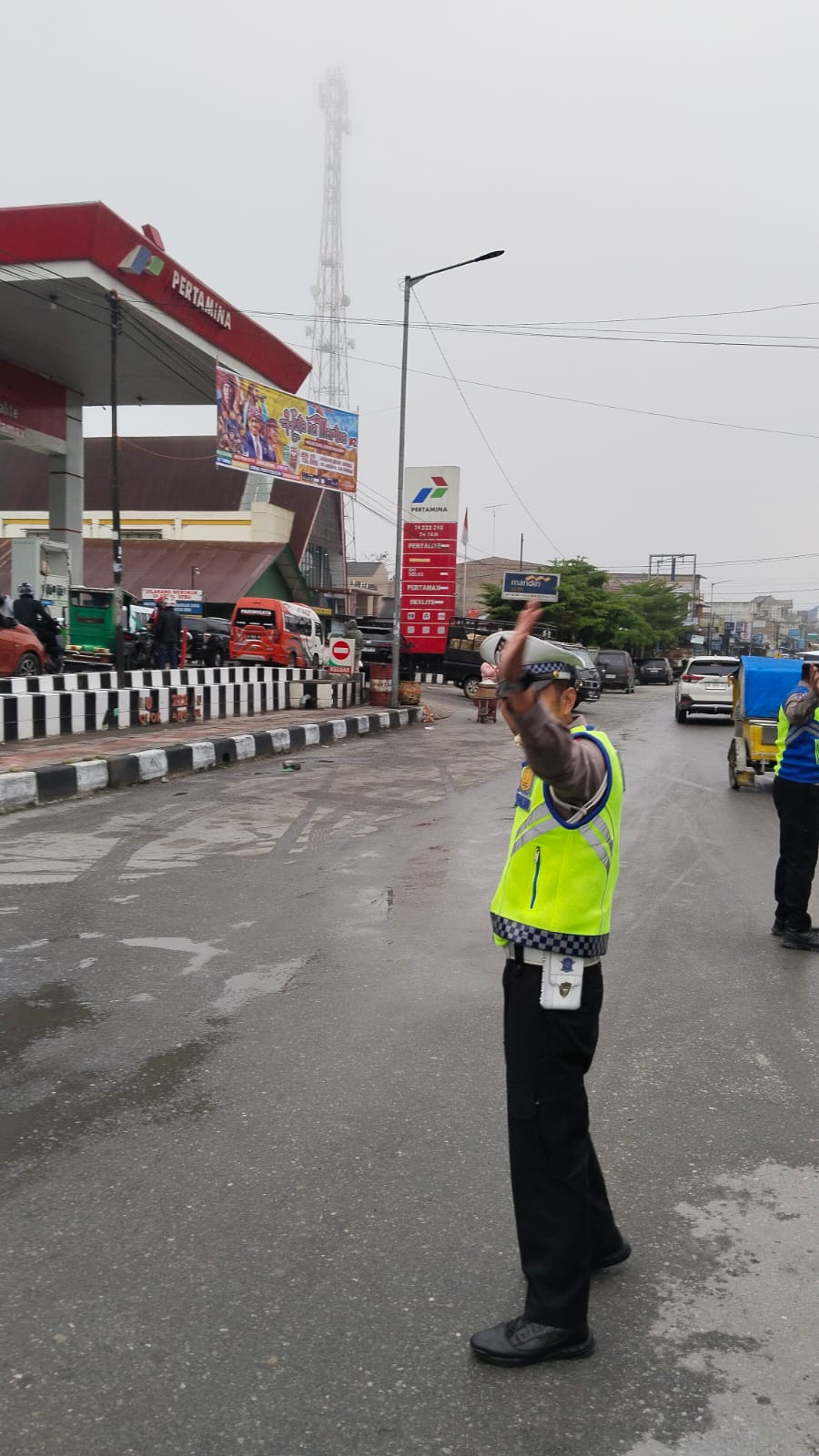 Sat Lantas Polres Humbahas Lakukan Patroli dan Pengaturan Lalin di SPBU Doloksanggul