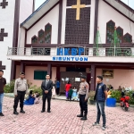 Polres Humbang Hasundutan melaksanakan kegiatan rutin pengamanan ibadah gereja sebagai bentuk komitmen dalam menjaga keamanan dan ketertiban masyarakat, khususnya pada saat umat Kristiani menjalankan ibadah, Minggu (27/09/2026).