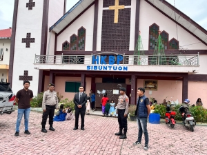 Polres Humbang Hasundutan melaksanakan kegiatan rutin pengamanan ibadah gereja sebagai bentuk komitmen dalam menjaga keamanan dan ketertiban masyarakat, khususnya pada saat umat Kristiani menjalankan ibadah, Minggu (27/09/2026).