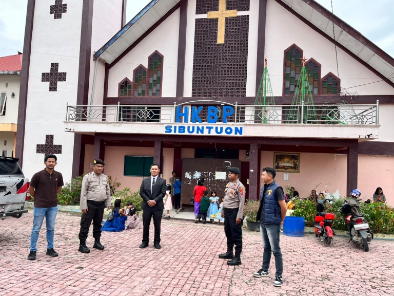 Polres Humbang Hasundutan melaksanakan kegiatan rutin pengamanan ibadah gereja sebagai bentuk komitmen dalam menjaga keamanan dan ketertiban masyarakat, khususnya pada saat umat Kristiani menjalankan ibadah, Minggu (27/09/2026).
