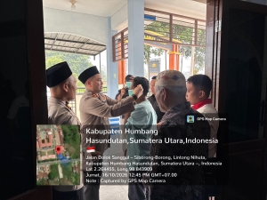 Peduli Kesehatan Masyarakat, Polres Humbahas Bagikan Masker di Tengah Kabut Asap