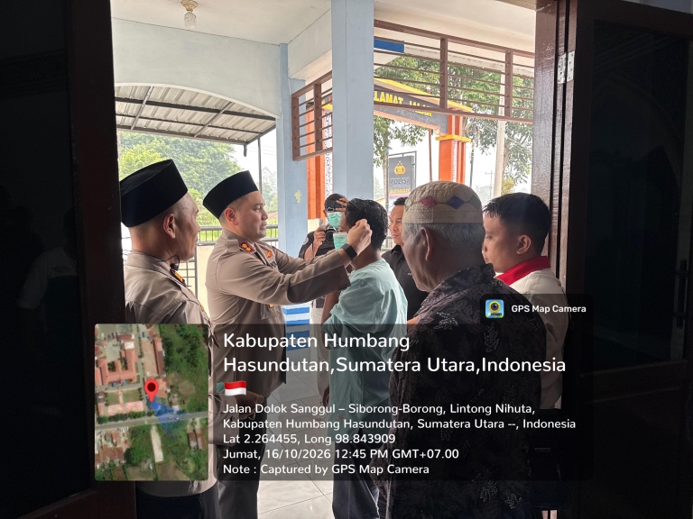 Peduli Kesehatan Masyarakat, Polres Humbahas Bagikan Masker di Tengah Kabut Asap