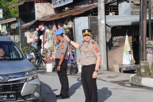 Hadir di Tengah Aktivitas Pagi Masyarakat, Kapolres Humbahas Pimpin Pengaturan Lalu Lintas