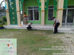 Polres Humbahas melalui Polsek Parlilitan Laksanakan Green Policing dengan Membersihkan Masjid Nurul Iman Parlilitan.